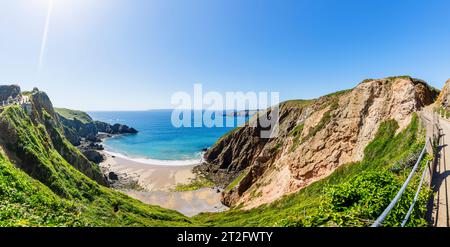 Vista panoramica della spiaggia di la grande Greve vista da la Coupee, uno stretto istmo e una strada che collega Greater Sark a Little Sark, Sark, Isole del Canale Foto Stock