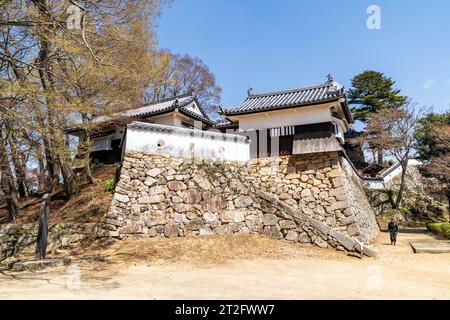 Castello di Bitchu Matsuyama in Giappone. L'ingresso pesantemente difeso all'Honmaru, composto interno, con tre yagura, torrette, e dietro di esso il castello. Foto Stock