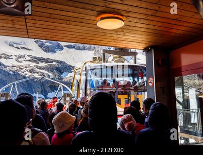 Il Titlis Rotair, una funivia girevole sul Monte Titlis, una montagna nelle Alpi Uri tra i cantoni Obwalden e Berna sopra il villaggio di Engelberg Foto Stock