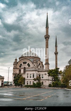 Moschea di Dolmabahce con due minareti a Istanbul, Turchia Foto Stock