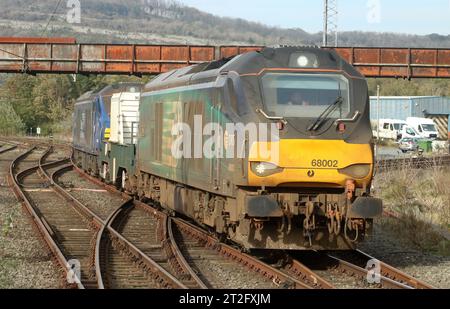 Treno di fiasche nucleare in cima e trainato da due locos DRS UK classe leggera 68, 68002 Intrepid e 68007 Valiant, in avvicinamento a Carnforth, 18 ottobre 2023. Foto Stock