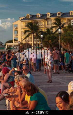 Mallory Square, Key West, Florida, USA: Turisti e gente del posto si riuniscono regolarmente per ammirare spettacolari tramonti su Sunset Key Foto Stock