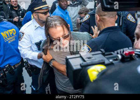 Gli ufficiali della polizia di New York bloccano un sostenitore israeliano dopo un alterco con manifestanti pro-Palestina al Baruch College di New York venerdì 13 ottobre 2023. La protesta faceva parte del “giorno della rabbia” invocato da Hamas in risposta al bombardamento di Gaza da parte di Israele dopo l’attacco terroristico della scorsa settimana contro Israele. (© Richard B. Levine) Foto Stock