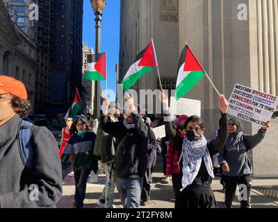 Il Baruch College e altri studenti della CUNY e i loro sostenitori si radunano e marciano dal Baruch College di New York venerdì 13 ottobre 2023. La protesta faceva parte del “giorno della rabbia” invocato da Hamas in risposta al bombardamento di Gaza da parte di Israele dopo l’attacco terroristico della scorsa settimana contro Israele. (© Frances M. Roberts) Foto Stock