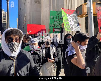 Il Baruch College e altri studenti della CUNY e i loro sostenitori si radunano e marciano dal Baruch College di New York venerdì 13 ottobre 2023. La protesta faceva parte del “giorno della rabbia” invocato da Hamas in risposta al bombardamento di Gaza da parte di Israele dopo l’attacco terroristico della scorsa settimana contro Israele. (© Frances M. Roberts) Foto Stock