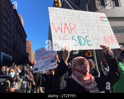 Il Baruch College e altri studenti della CUNY e i loro sostenitori si radunano e marciano dal Baruch College di New York venerdì 13 ottobre 2023. La protesta faceva parte del “giorno della rabbia” invocato da Hamas in risposta al bombardamento di Gaza da parte di Israele dopo l’attacco terroristico della scorsa settimana contro Israele. (© Frances M. Roberts) Foto Stock