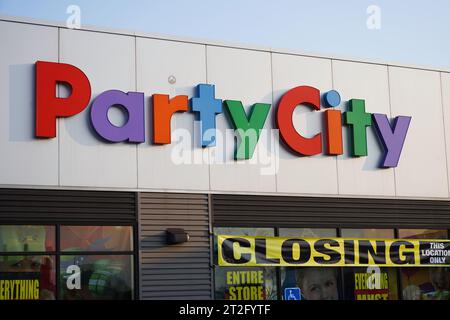 Bronx, NY - 21 maggio 2023: Insegna esterna Party City Holdco Inc. Presso il punto di chiusura del negozio Foto Stock