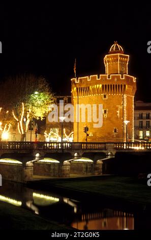 Il monumento le Castillet illuminato per Natale. Perpignan, Occitanie, Francia Foto Stock