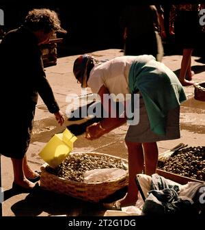 VENDEDORA CALLEJERA DE ALMEJAS - FOTO AÑOS 60. Località: MERCADO. SANTIAGO DE COMPOSTELA. UN CORUÑA. SPAGNA. Foto Stock