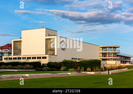 Esterno del De la Warr Pavilion a Bexhill sul Sea East Sussex UK progettato da Erich Mendelsohn e Serge Chermayeff nel 1935. Foto Stock