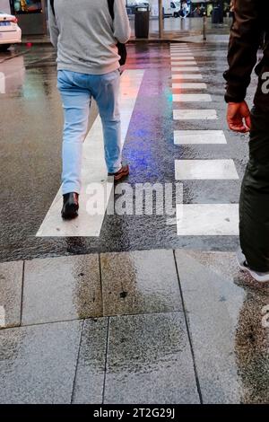 . La tempesta Aline ha portato la prima forte pioggia per la stagione autunnale lasciando il centro di Madrid con solo poche persone con tutti che si avvicinano per c Foto Stock