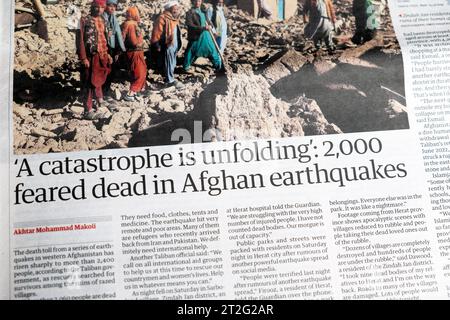 "Una catastrofe si sta svolgendo: 2000 temevano morti in terremoti afghani", titolo del quotidiano del Guardian terremoto afghano articolo 9 ottobre 2023 Londra Foto Stock