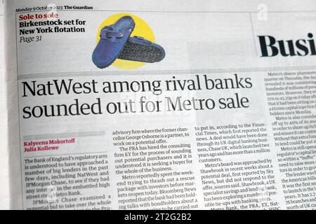 "NatWest tra le banche rivali ha suonato fuori per la vendita della metropolitana", titolo del quotidiano Guardian Metro Bank Deal business articolo 9 ottobre 2023 Londra Regno Unito Foto Stock