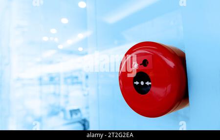 Stazione di spinta manuale del sistema di allarme antincendio, installata sulla parete del centro commerciale Foto Stock