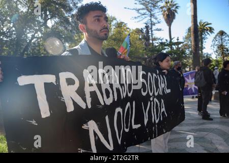 Valparaiso, Valparaiso, Cile. 18 ottobre 2023. Manifestazione guidata da diversi gruppi di lotte sociali tenutasi a ValparaÃ-so, in Cile, il 18 ottobre 2023. Ciò ha avuto luogo nel giorno del 4° anniversario dell'epidemia sociale avvenuta nel 2019, a causa del disaccordo della cittadinanza cilena. (Immagine di credito: © Eduardo Hidalgo/ZUMA Press Wire) SOLO USO EDITORIALE! Non per USO commerciale! Foto Stock