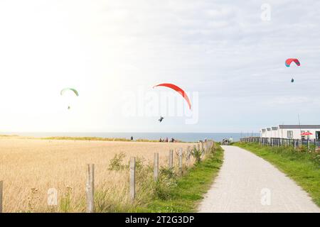 VIERVILLE SUR MER, AGOSTO 2023 - il punto di parapendio sulla spiaggia di Omaha, con persone che praticano questo sport. Foto Stock