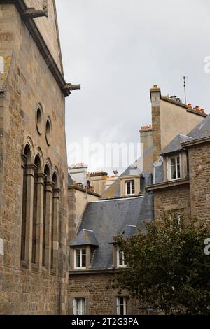 Vista dei tipici palazzi bretoni nella pittoresca cittadina di Saint Malo, in una giornata di pioggia. Brittany, Francia. Shot verticale. Foto Stock