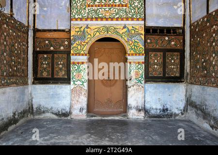 Porta splendidamente decorata presso il monastero di Uttar, Majuli, Assam, India Foto Stock