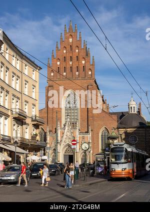 Tram in via Dominikańska di fronte alla Basilica della Santissima Trinità, Cracovia, Polonia Foto Stock
