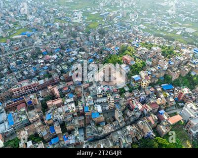 Vista aerea del Tempio di Uma Maheshwar, Kirtipur, Nepal. Kathmandu. Palazzi ed edifici. Terrazze e case, strade cittadine. 10-13-2023 Foto Stock