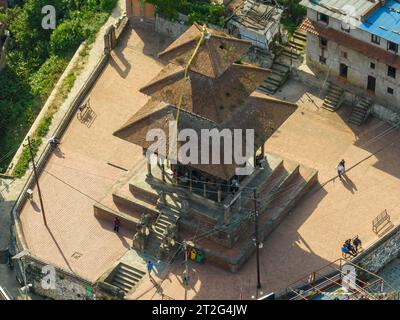 Vista aerea del Tempio di Uma Maheshwar, Kirtipur, Nepal. Kathmandu. Palazzi ed edifici. Terrazze e case, strade cittadine. 10-13-2023 Foto Stock