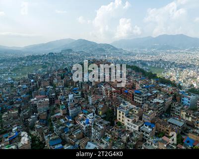 Vista aerea del Tempio di Uma Maheshwar, Kirtipur, Nepal. Kathmandu. Palazzi ed edifici. Terrazze e case, strade cittadine. 10-13-2023 Foto Stock