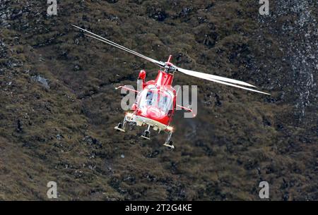 Ein Helikopter der REGA Swiss Air-Rescue vom Typ AugustaWestland AW109SP mit der Kennung HB-ZRU im Flug. Flugvorführungen der Schweizer Luftwaffe auf dem Fliegerschiessplatz Axalp-Ebenfluh AM 18. Oktober 2023. Axalp ob Brienz Kanton Berna Schweiz *** Un elicottero della REGA Swiss Air Rescue del tipo AugustaWestland AW109SP con immatricolazione HB ZRU nelle dimostrazioni di volo dell'Aeronautica militare svizzera sul poligono di tiro Axalp Ebenfluh il 18 ottobre 2023 Axalp ob Brienz Canton Berna Svizzera credito: Imago/Alamy Live News Foto Stock