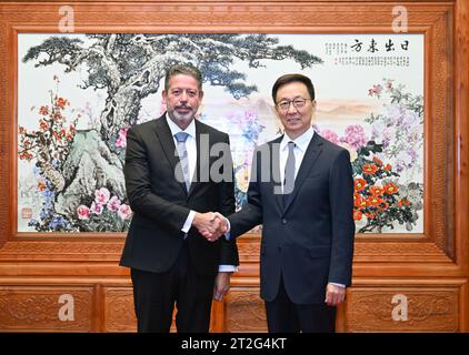 Pechino, Cina. 19 ottobre 2023. Il vicepresidente cinese Han Zheng incontra il presidente della camera dei deputati del Brasile Arthur Lira a Pechino, capitale della Cina, 19 ottobre 2023. Crediti: Zhang Ling/Xinhua/Alamy Live News Foto Stock