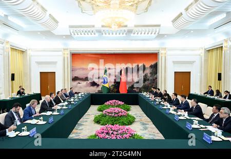 Pechino, Cina. 19 ottobre 2023. Il vicepresidente cinese Han Zheng incontra il presidente della camera dei deputati del Brasile Arthur Lira a Pechino, capitale della Cina, 19 ottobre 2023. Crediti: Zhang Ling/Xinhua/Alamy Live News Foto Stock