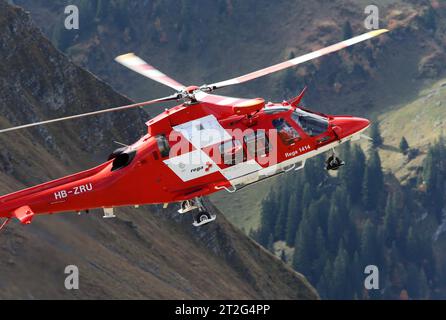 Ein Helikopter der REGA Swiss Air-Rescue vom Typ AugustaWestland AW109SP mit der Kennung HB-ZRU im Flug. Flugvorführungen der Schweizer Luftwaffe auf dem Fliegerschiessplatz Axalp-Ebenfluh AM 18. Oktober 2023. Axalp ob Brienz Kanton Berna Schweiz *** Un elicottero della REGA Swiss Air Rescue del tipo AugustaWestland AW109SP con immatricolazione HB ZRU nelle dimostrazioni di volo dell'Aeronautica militare svizzera sul poligono di tiro Axalp Ebenfluh il 18 ottobre 2023 Axalp ob Brienz Canton Berna Svizzera credito: Imago/Alamy Live News Foto Stock