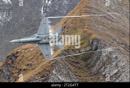 Ein Kampfflugzeug der Schweizer Luftwaffe vom Typ McDonnell Douglas fa-18C Hornet. Flugvorführungen der Schweizer Luftwaffe auf dem Fliegerschiessplatz Axalp-Ebenfluh AM 18. Oktober 2023. Axalp ob Brienz Kanton Bern Schweiz *** Un caccia caccia svizzero McDonnell Douglas fa 18C Hornet dimostrazioni di volo presso la gamma aerea Axalp Ebenfluh il 18 ottobre 2023 Axalp ob Brienz Canton Berna Svizzera credito: Imago/Alamy Live News Foto Stock