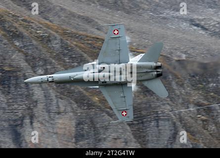 Ein Kampfflugzeug der Schweizer Luftwaffe vom Typ McDonnell Douglas fa-18C Hornet. Flugvorführungen der Schweizer Luftwaffe auf dem Fliegerschiessplatz Axalp-Ebenfluh AM 18. Oktober 2023. Axalp ob Brienz Kanton Bern Schweiz *** Un caccia caccia svizzero McDonnell Douglas fa 18C Hornet dimostrazioni di volo presso la gamma aerea Axalp Ebenfluh il 18 ottobre 2023 Axalp ob Brienz Canton Berna Svizzera credito: Imago/Alamy Live News Foto Stock