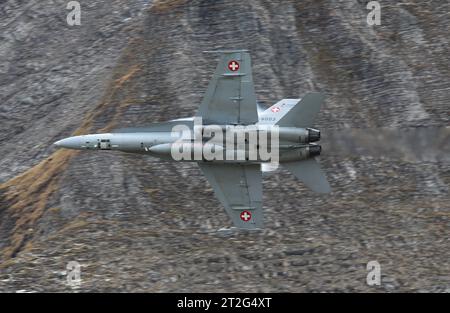 Ein Kampfflugzeug der Schweizer Luftwaffe vom Typ McDonnell Douglas fa-18C Hornet. Flugvorführungen der Schweizer Luftwaffe auf dem Fliegerschiessplatz Axalp-Ebenfluh AM 18. Oktober 2023. Axalp ob Brienz Kanton Bern Schweiz *** Un caccia caccia svizzero McDonnell Douglas fa 18C Hornet dimostrazioni di volo presso la gamma aerea Axalp Ebenfluh il 18 ottobre 2023 Axalp ob Brienz Canton Berna Svizzera credito: Imago/Alamy Live News Foto Stock