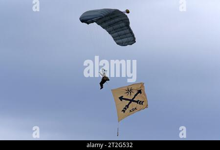 Ein Freifaller des Kommando Spezialkräfte der Schweizer Armee KSK mit der Flagge des Kommando Spezialkräfte. Flugvorführungen der Schweizer Luftwaffe auf dem Fliegerschiessplatz Axalp-Ebenfluh AM 18. Oktober 2023. Axalp ob Brienz Kanton Bern Schweiz *** Un free-faller del comando delle forze speciali svizzere KSK con la bandiera del comando delle forze speciali dimostrazioni di volo dell'Aeronautica militare svizzera sul raggio di tiro dell'Aeronautica militare Axalp Ebenfluh il 18 ottobre 2023 Axalp ob Brienz Canton Berna Svizzera credito: Imago/Alamy Live News Foto Stock