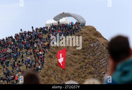 Ein Freifaller der Schweizer Armee mit Schweizer Flagge fliegt an den Zuschauern vorbei ins tal. Flugvorführungen der Schweizer Luftwaffe auf dem Fliegerschiessplatz Axalp-Ebenfluh AM 18. Oktober 2023. Axalp ob Brienz Kanton Berna Schweiz *** Un libero-faller dell'esercito svizzero con bandiera svizzera vola oltre gli spettatori nella valle dimostrazioni di volo dell'Aeronautica militare svizzera presso il poligono di tiro dell'Aeronautica militare Axalp Ebenfluh il 18 ottobre 2023 Axalp ob Brienz Canton Berna Svizzera credito: Imago/Alamy Live News Foto Stock