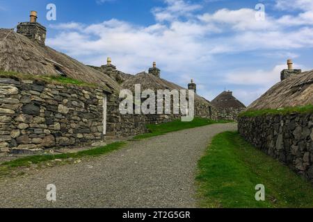 Gearrannan Blackhouse Village è un villaggio restaurato sull'isola di Lewis, in Scozia, che offre uno scorcio della tradizionale via delle Ebridi Foto Stock