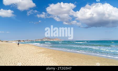 La spiaggia di Agios Georgios è una continuazione della spiaggia di Agios Prokopios sull'isola di Naxos in Grecia Foto Stock