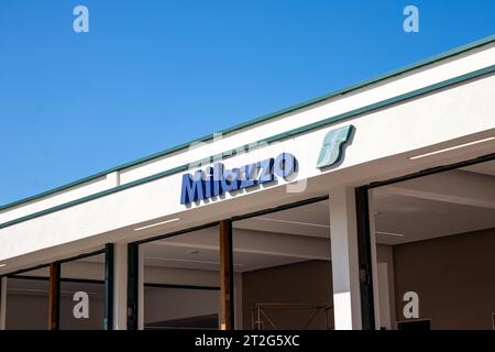 MILAZZO, SICILIA, Italia - 3 ottobre 2023. Area di ingresso della stazione ferroviaria di Milazzo. Foto Stock