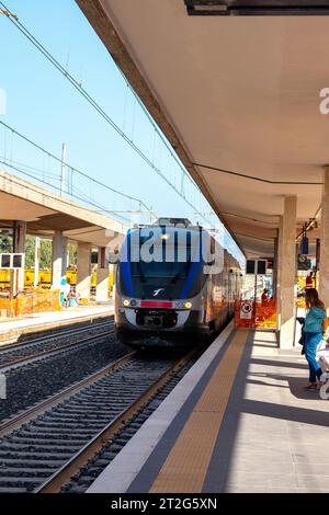 MILAZZO, SICILIA, Italia - 3 ottobre 2023. Un treno Trenitalia che arriva alla stazione di Milazzo per proseguire il viaggio verso Palermo centrale. Foto Stock