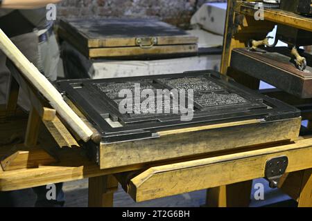 Macchina da stampa del XVIII secolo, ricostruzione di un negozio a Franklin Court, Philadelphia, Pennsylvania. Stati Uniti Foto Stock