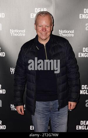 Steve Pemberton arriva per la serata di apertura del West End della produzione di Dear England del National Theatre al Prince Edward Theatre di Londra. Data immagine: Giovedì 19 ottobre 2023. Foto Stock