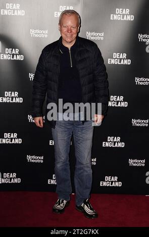 Steve Pemberton arriva per la serata di apertura del West End della produzione di Dear England del National Theatre al Prince Edward Theatre di Londra. Data immagine: Giovedì 19 ottobre 2023. Foto Stock