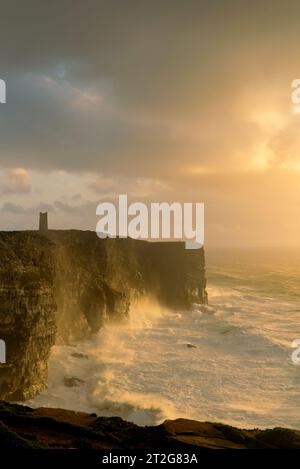 Mare tempestoso a Marwick Head, Orcadi Foto Stock