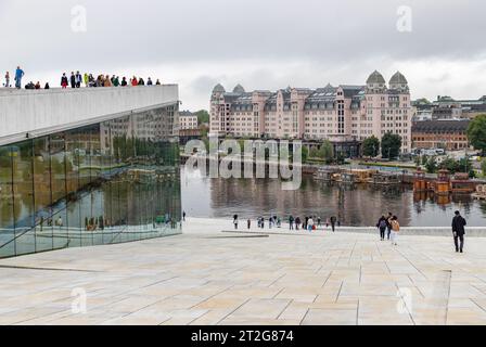 Una foto dell'Havnelageret Building vista dal Teatro dell'Opera di Oslo. Foto Stock