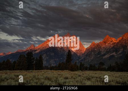 WY05279-00...WYOMING - alba sul Grand Teton dall'uscita Mountain View nel Grand Teton National Park. Foto Stock