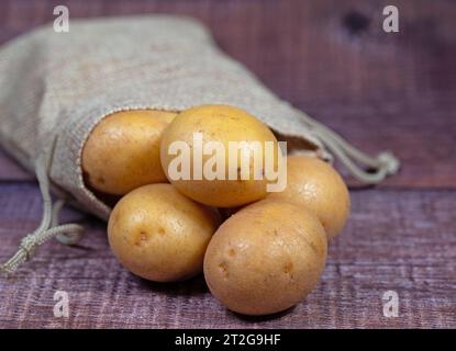 Patate in un sacco di iuta Foto Stock