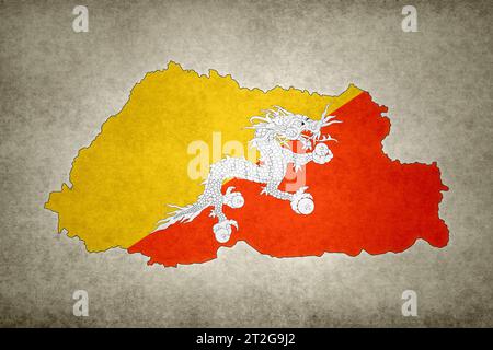 Mappa grunge del Bhutan con la sua bandiera stampata all'interno del suo bordo su un vecchio foglio. Foto Stock