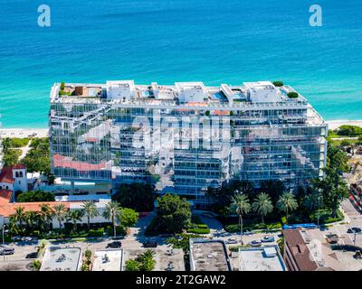 Miami Beach, Florida, USA - 17 ottobre 2023: Foto aerea con drone The Surf Club Four Seasons Private Residences Surfside Miami Foto Stock