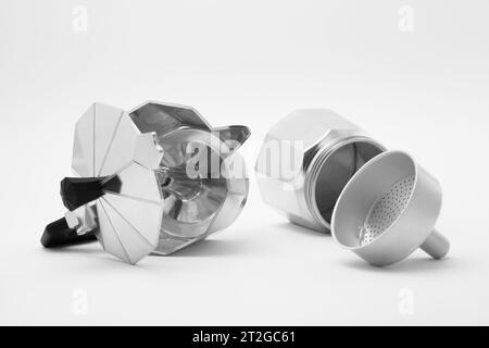Vaso moka smontato su sfondo bianco. Macchina per il caffè Foto Stock