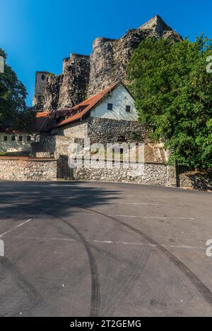 Le rovine del castello di Strekov sopra il fiume Labe in repubblica Ceca durante la splendida mattinata estiva con cielo limpido Foto Stock